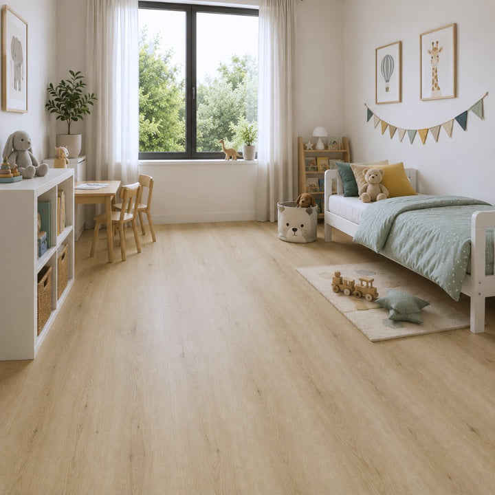 Eiche-Nordic-Klick-Vinyl mit Trittschalldämmung in hellem, freundlichem Kinderzimmer – Reud Bodenarena