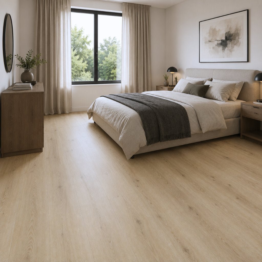 Eiche-Nordic-Klick-Vinyl mit Trittschalldämmung in modernem Schlafzimmer mit Doppelbett – Reud Bodenarena