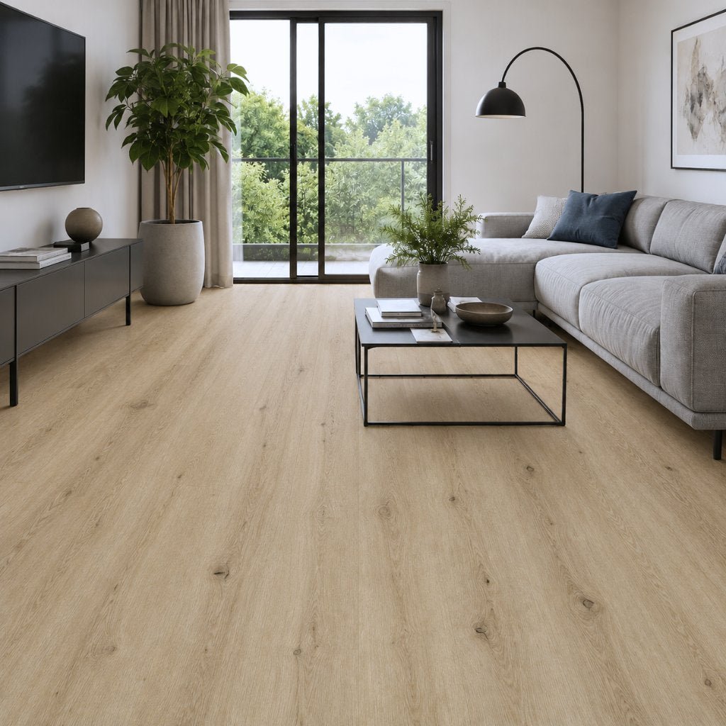Eiche-Nordic-Klick-Vinyl mit Trittschalldämmung in elegantem, hellem Wohnzimmer – Reud Bodenarena
