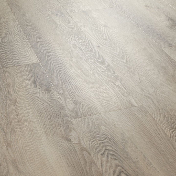 Verlegte Vinyldielen Eiche Platte in hellem Grau-Beige mit dezenten Fugen im Detail von Reud Bodenaren