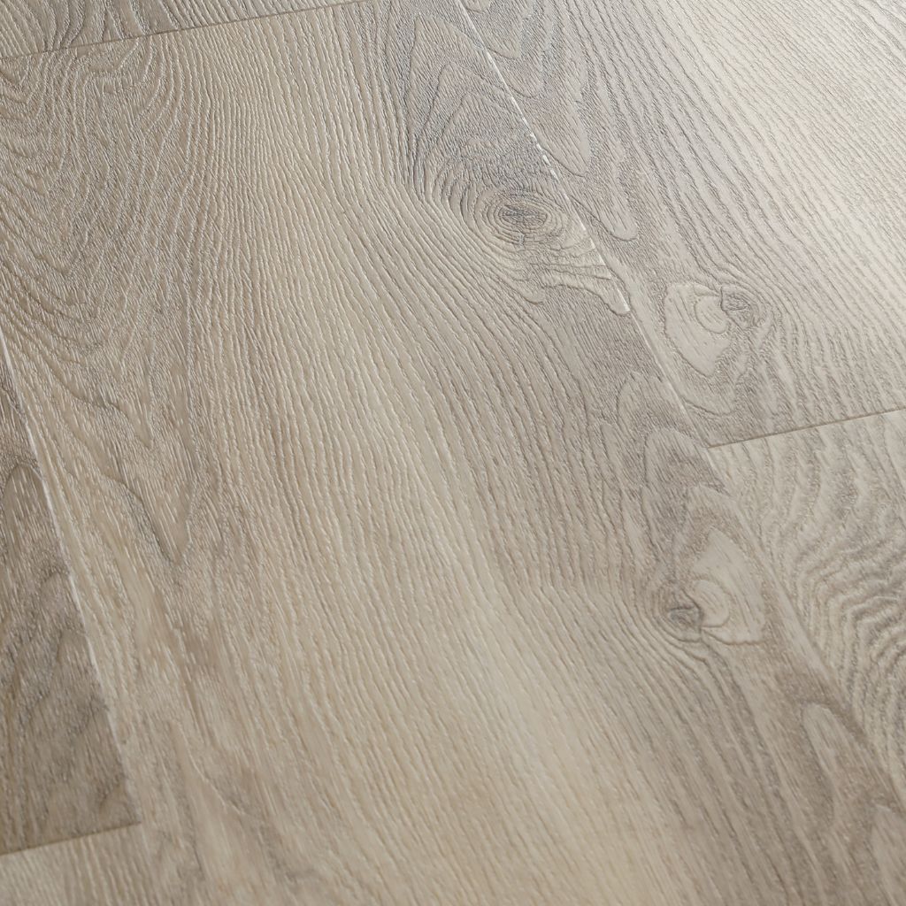 Nahaufnahme Klick Vinyl Eiche Platte: helle Holzoptik mit fühlbarer Maserung und Astbild von Reud Bodenarena