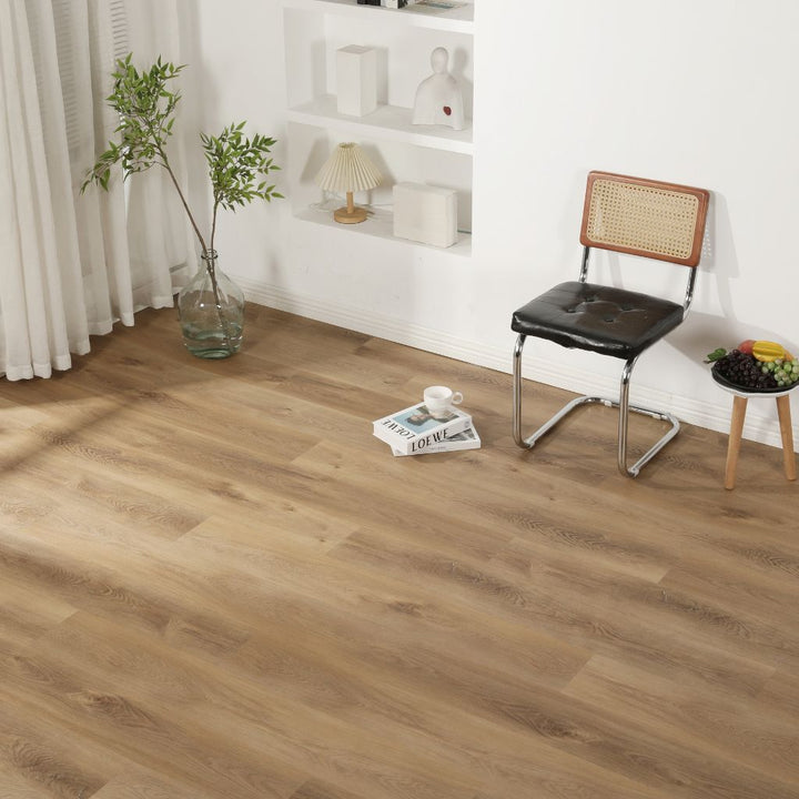 Klick Vinyl Eiche Prime in warmer Eichenoptik im hellen Wohnraum mit Freischwinger-Stuhl von Reud Bodenaren