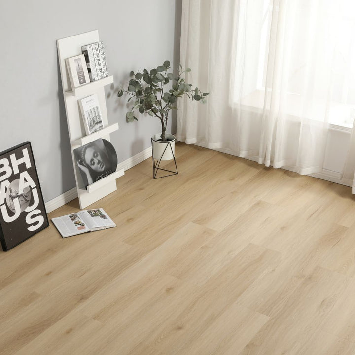 Klick Vinyl Eiche Roma natur mit Trittschalldämmung im hellen Raum mit Leiterregal von Reud Bodenarena