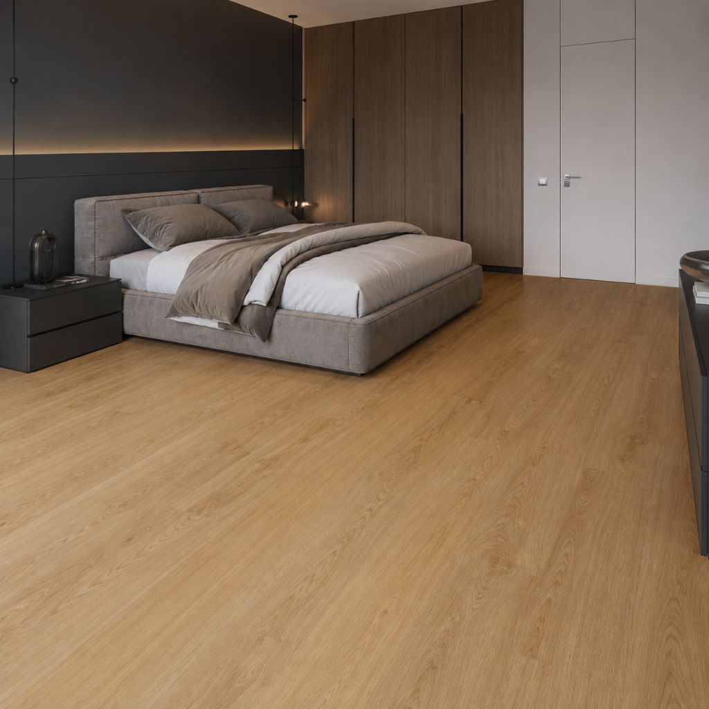 Klick Vinyl Eiche Savanna im Schlafzimmer verlegt, warme Eichenoptik für ein gemütliches Ambiente – Reud Bodenarena