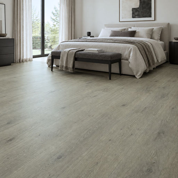 Schlafzimmer mit verlegtem Klick Vinyl Eiche Sylt grau in Landhausdielenoptik von Reud Bodenarena