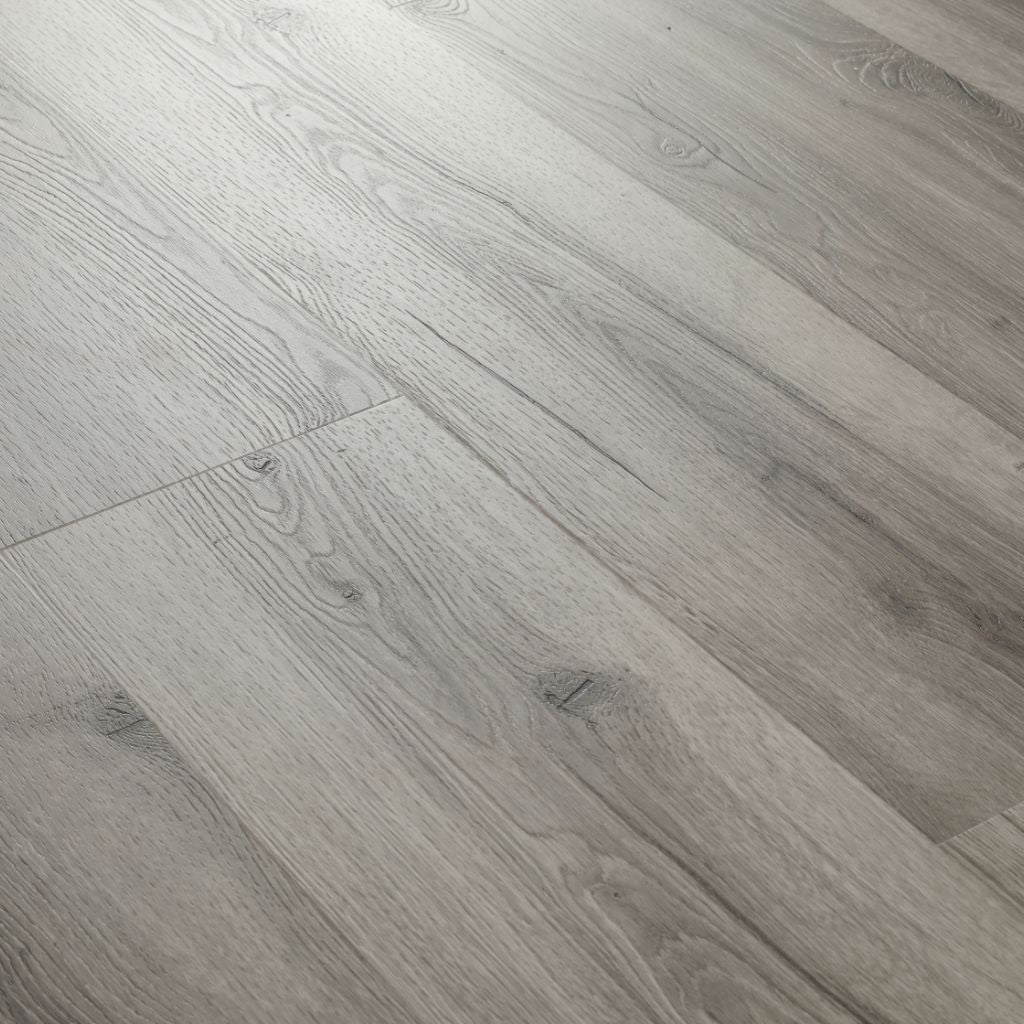 Verlegte Vinyldielen Eiche Toni in grauer Holzoptik mit Astbild und dezenten Fugen von Reud Bodenarena