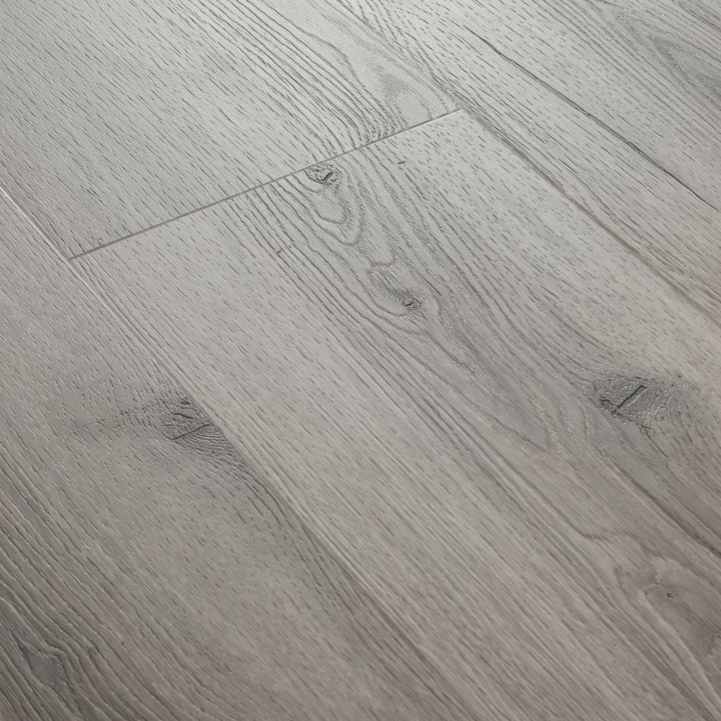 Nahaufnahme Klick Vinyl Eiche Toni: graue Holzoptik mit fühlbarer Porenstruktur von Reud Bodenarena