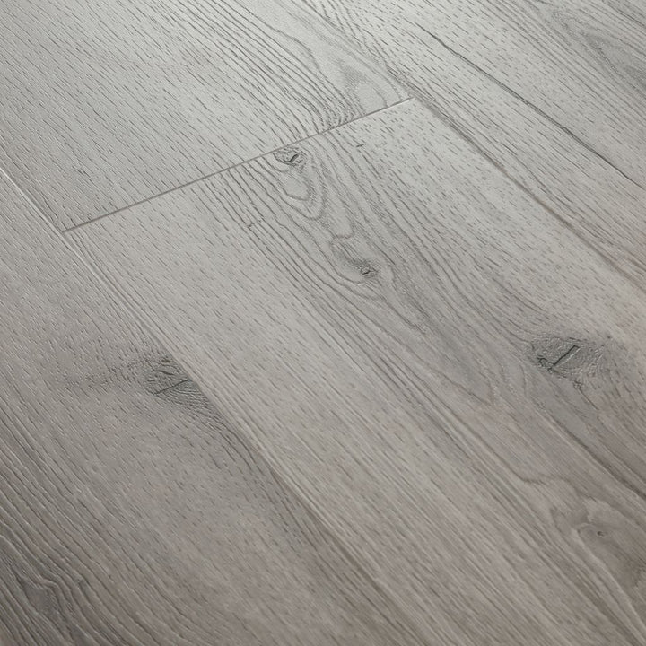 Nahaufnahme Klick Vinyl Eiche Toni: graue Holzoptik mit fühlbarer Porenstruktur von Reud Bodenarena
