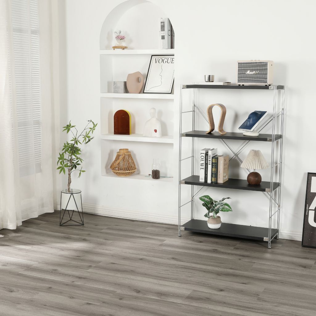 Klick Vinyl Eiche Toni grau mit Trittschalldämmung im hellen Wohnraum mit Metallregal von Reud Bodenarena