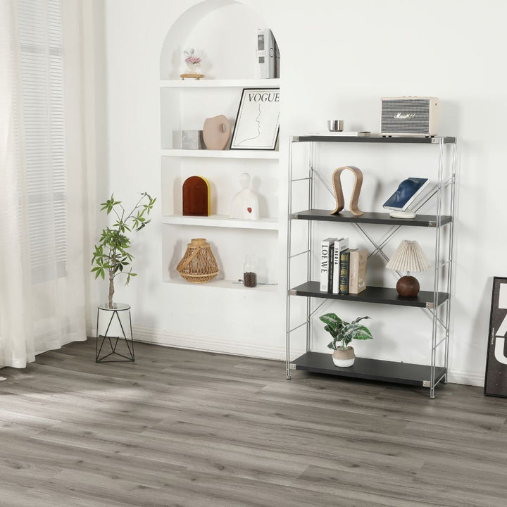 Klick Vinyl Eiche Toni grau mit Trittschalldämmung im hellen Wohnraum mit Metallregal von Reud Bodenarena