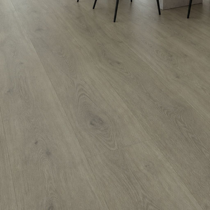 Detailaufnahme der ruhigen Eiche Maserung von Klick Vinyl Wini