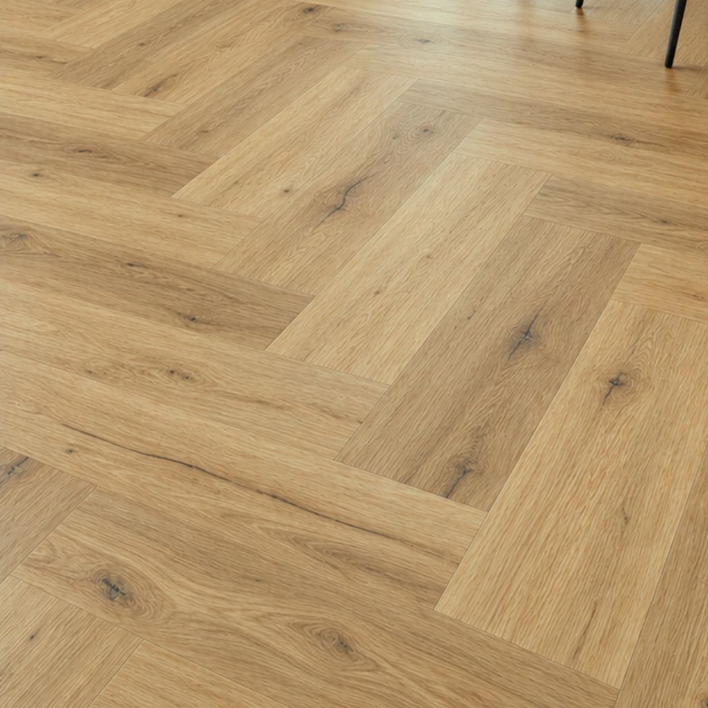 Nahaufnahme des Fischgrätmusters von Repac Klick Vinyl Fresh Oak Authentic mit Ästen von Reud Bodenarena