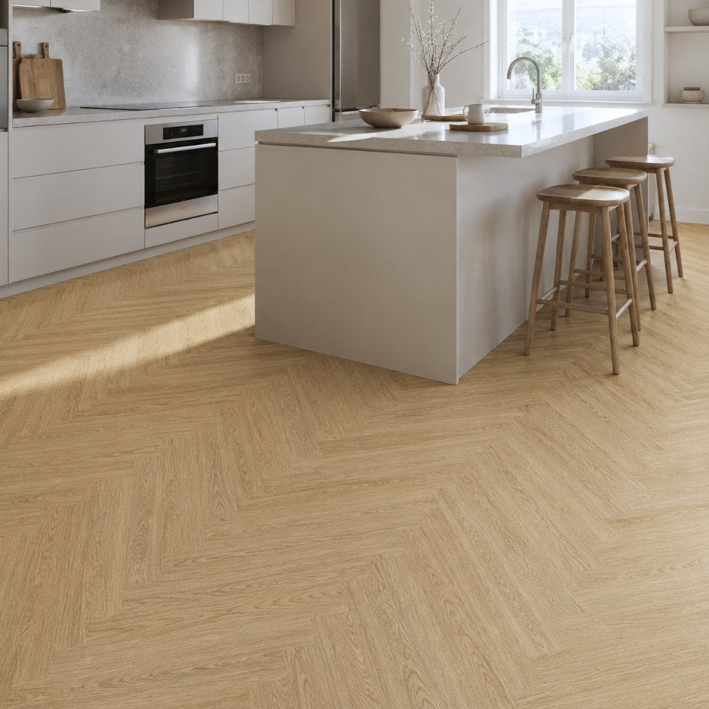 Fischgrät Vinylboden Eiche Terra in heller Küche mit Kücheninsel und Barhockern – Reud Bodenarena