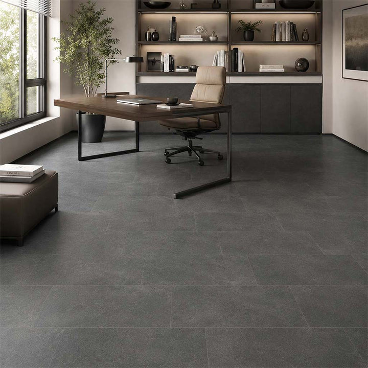 Klick Vinyl Fliese Beton Basalt mit Trittschalldämmung im modernen Arbeitszimmer
