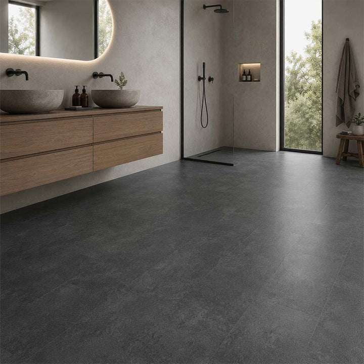 Klick Vinyl Fliese Beton Basalt mit Trittschalldämmung im modernen Badezimmer