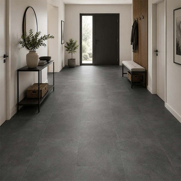 Klick Vinyl Fliese Beton Basalt mit Trittschalldämmung im modernen Flur