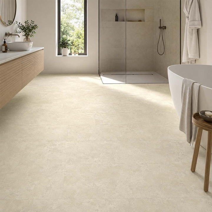 Klick Vinyl Fliese Beton Creme mit Trittschalldämmung im modernen Badezimmer
