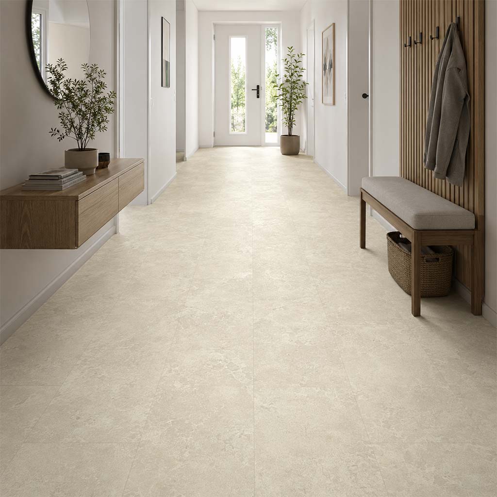 Klick Vinyl Fliese Beton Creme mit Trittschalldämmung im hellen Flur