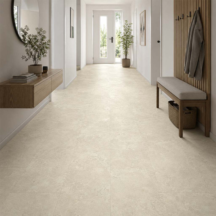Klick Vinyl Fliese Beton Creme mit Trittschalldämmung im hellen Flur
