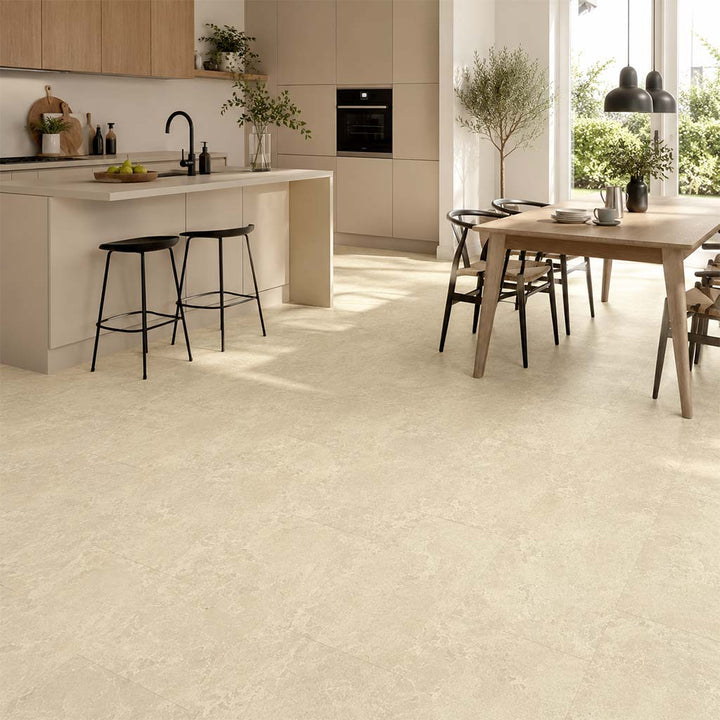 Klick Vinyl Fliese Beton Creme mit Trittschalldämmung in Küche und Essbereich