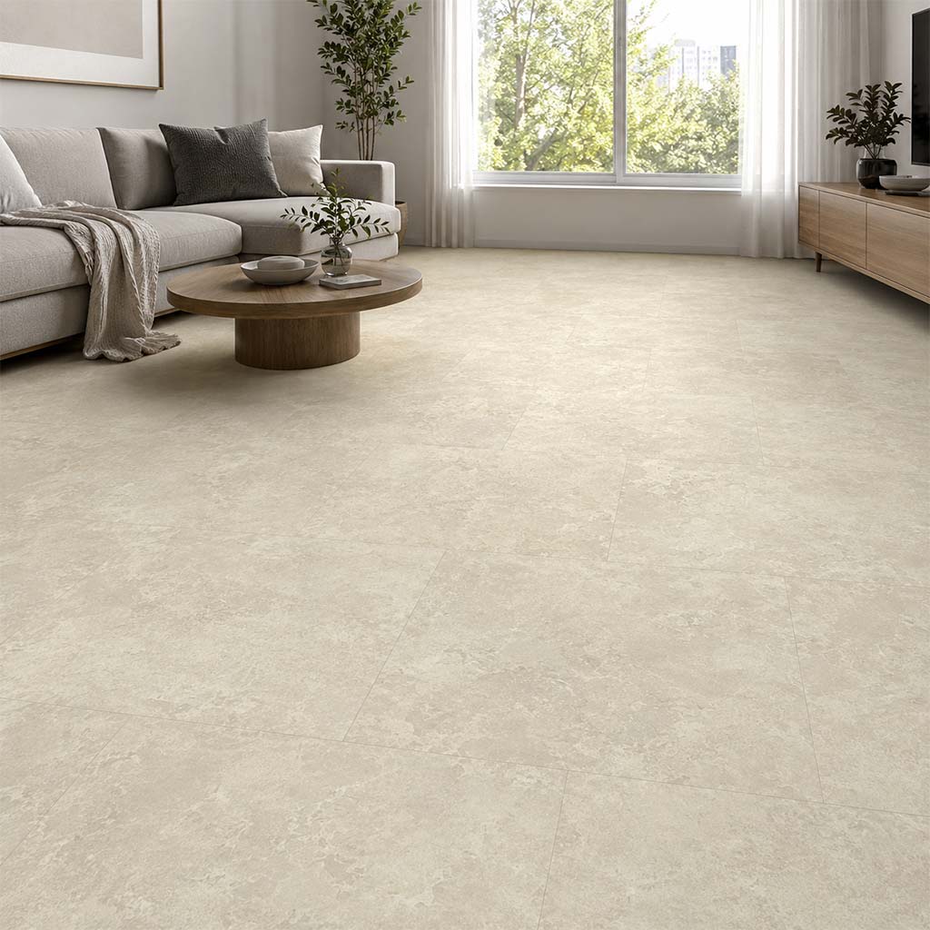 Klick Vinyl Fliese Beton Creme mit Trittschalldämmung im hellen Wohnzimmer