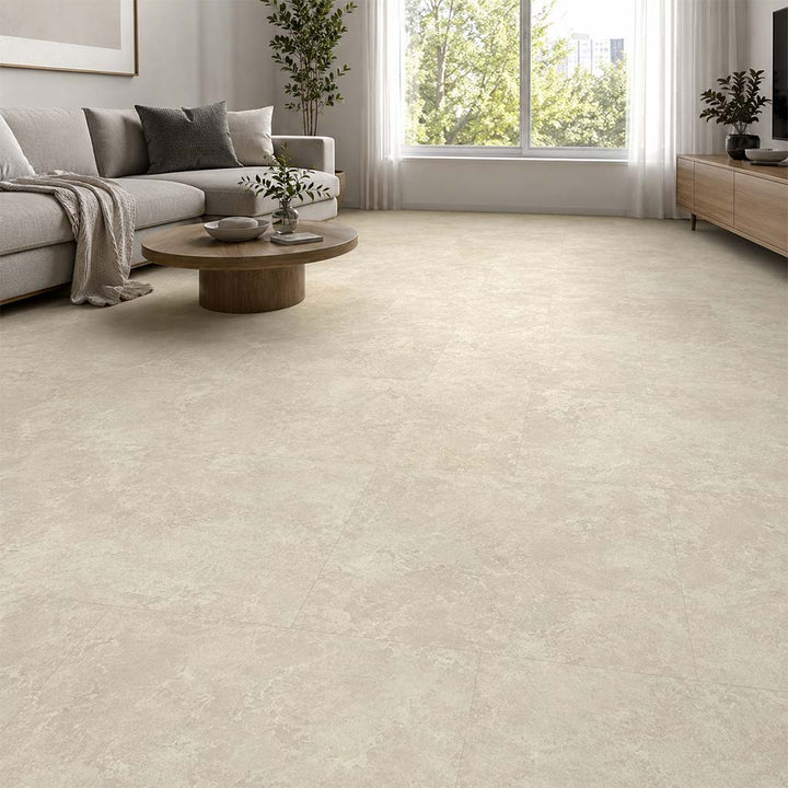 Klick Vinyl Fliese Beton Creme mit Trittschalldämmung im hellen Wohnzimmer