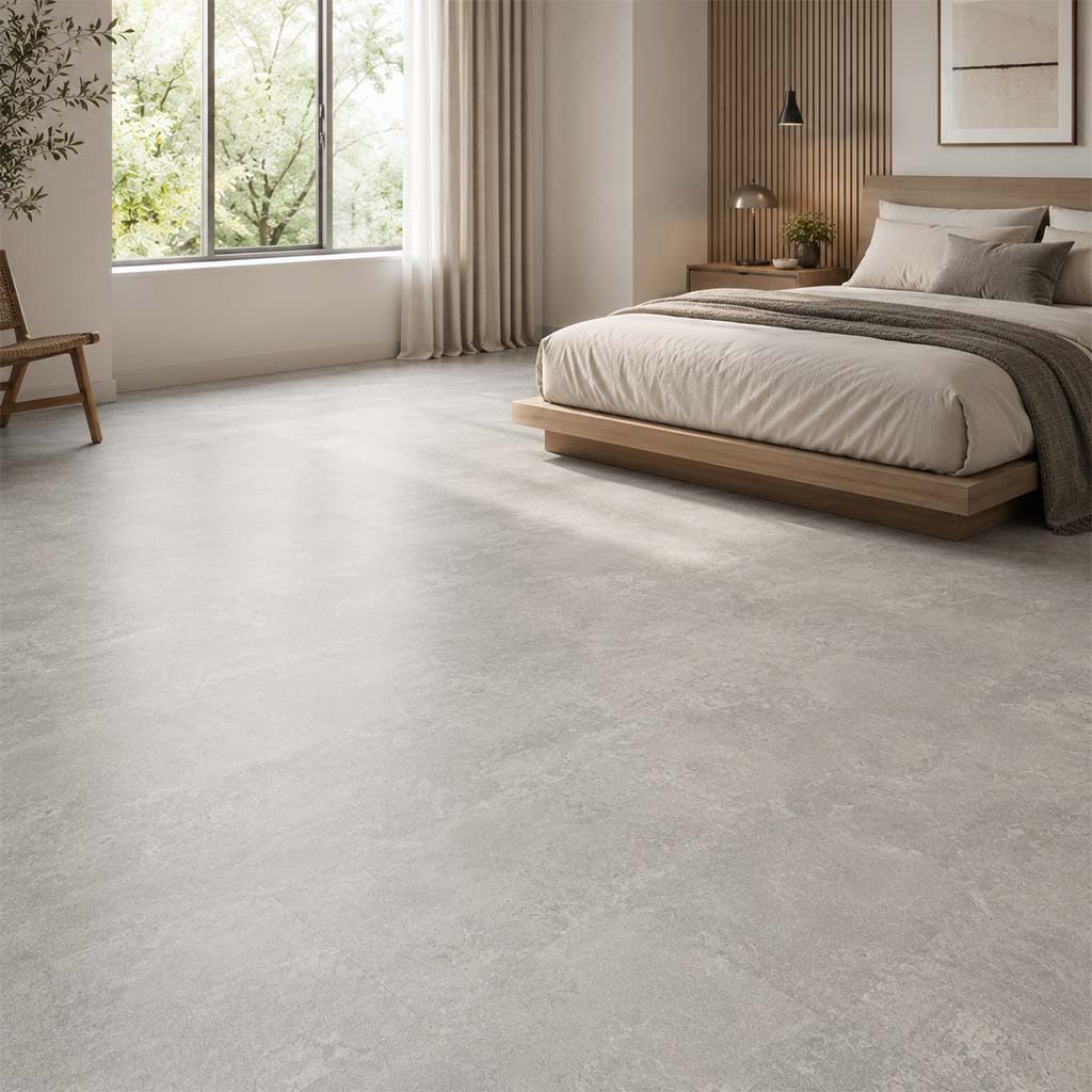Klick Vinyl Fliese Beton Titan mit Trittschalldämmung im hellen Schlafzimmer