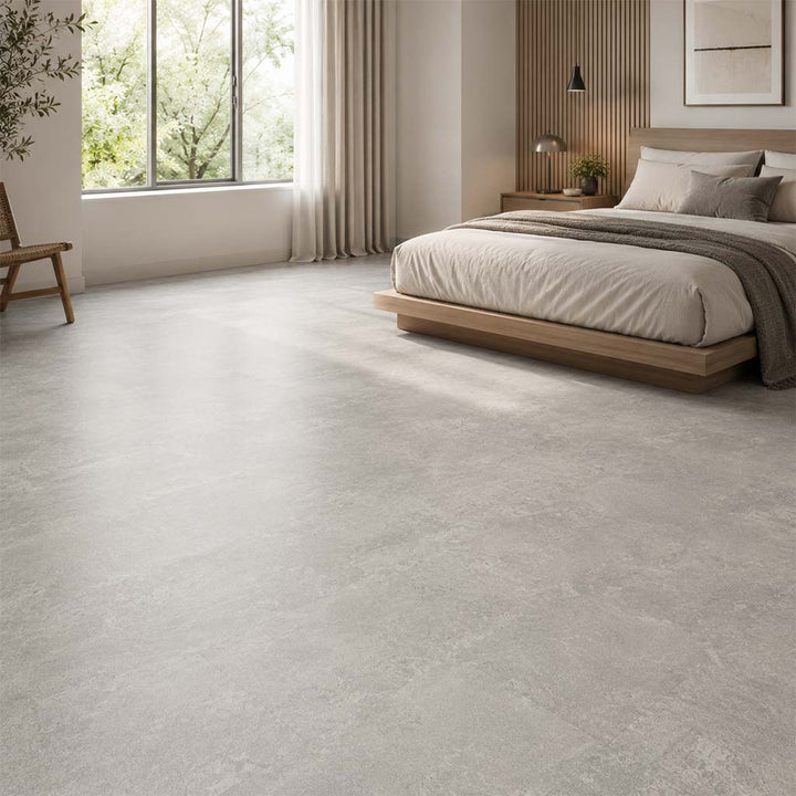 Klick Vinyl Fliese Beton Titan mit Trittschalldämmung im hellen Schlafzimmer