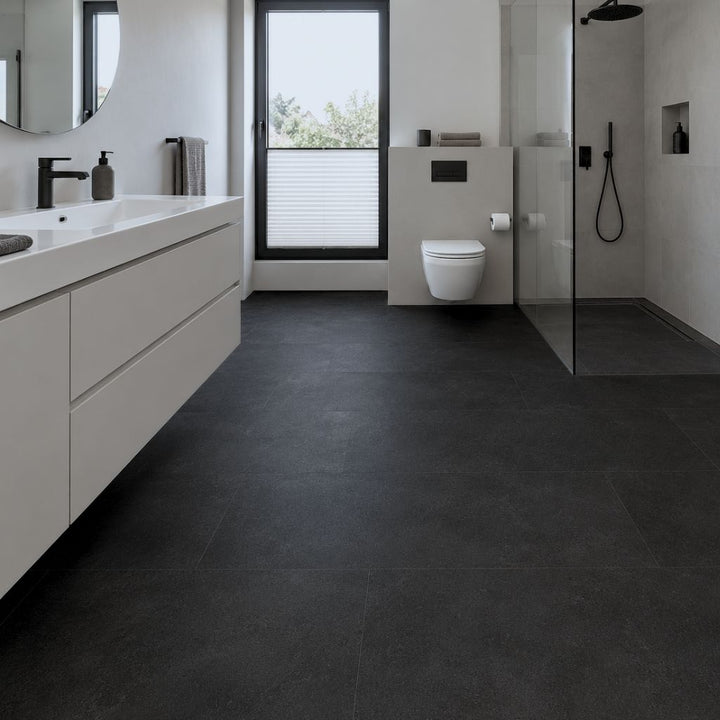 Klick Vinyl Fliesenoptik dunkel Repac 45-05 Charcoal im modernen Badezimmer von Reud Bodenarena