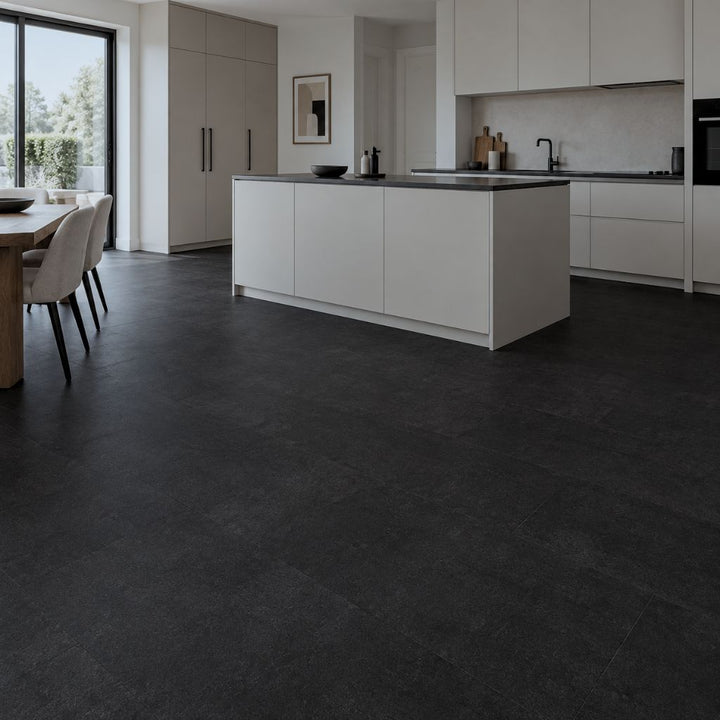 Klick Vinyl Fliesenoptik dunkel Repac 45-05 Charcoal in moderner Küche von Reud Bodenarena