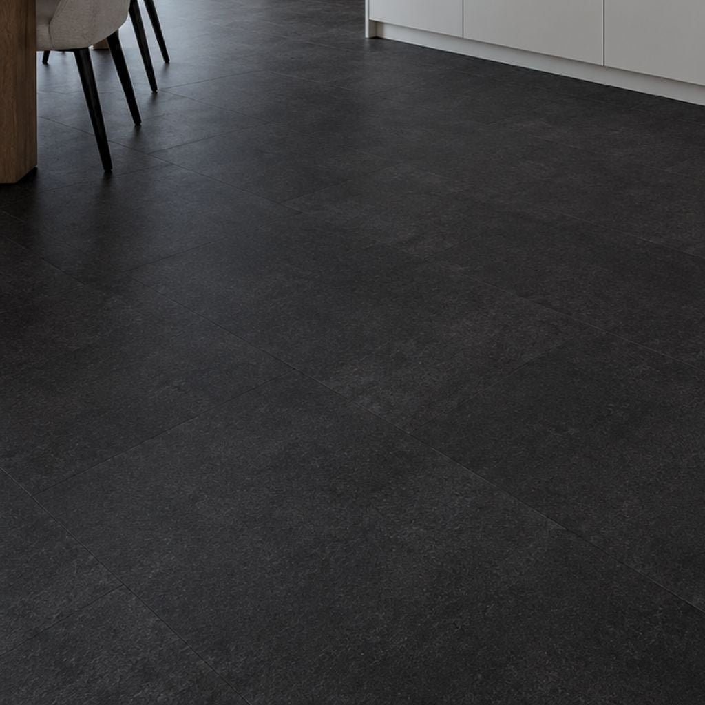 Klick Vinyl Fliesenoptik dunkel Repac 45-05 Charcoal in Nahaufnahme mit versetztem Fugenbild von Reud Bodenarena