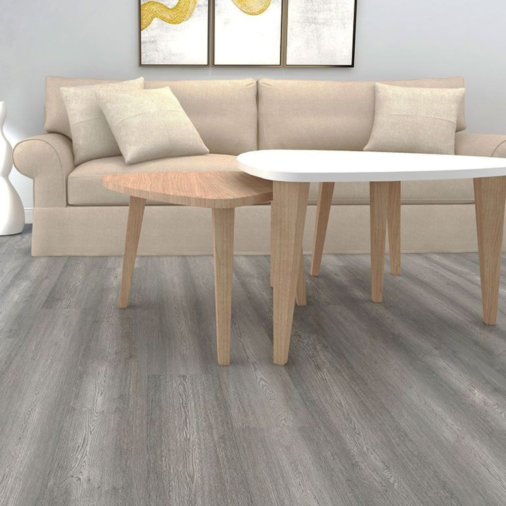 Klick Vinyl Groden Eiche Breitdiele im Wohnzimmer mit Sofa und Beistelltischen – Reud Bodenarena