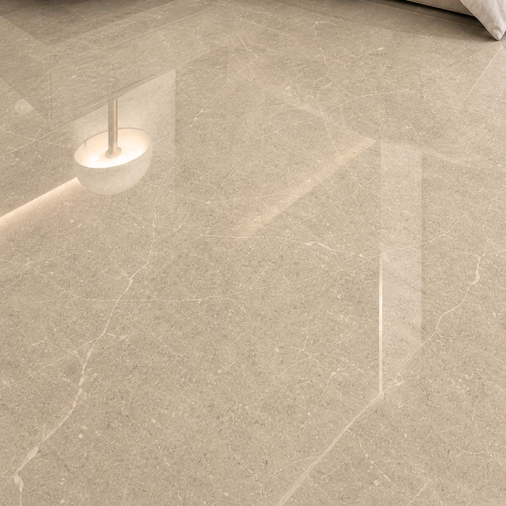 Nahaufnahme von beige-grauem Hochglanz Vinylboden in Marmoroptik mit feiner weißer Aderung