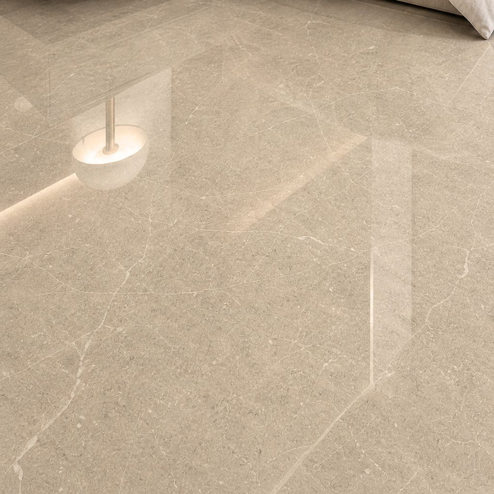 Nahaufnahme von beige-grauem Hochglanz Vinylboden in Marmoroptik mit feiner weißer Aderung