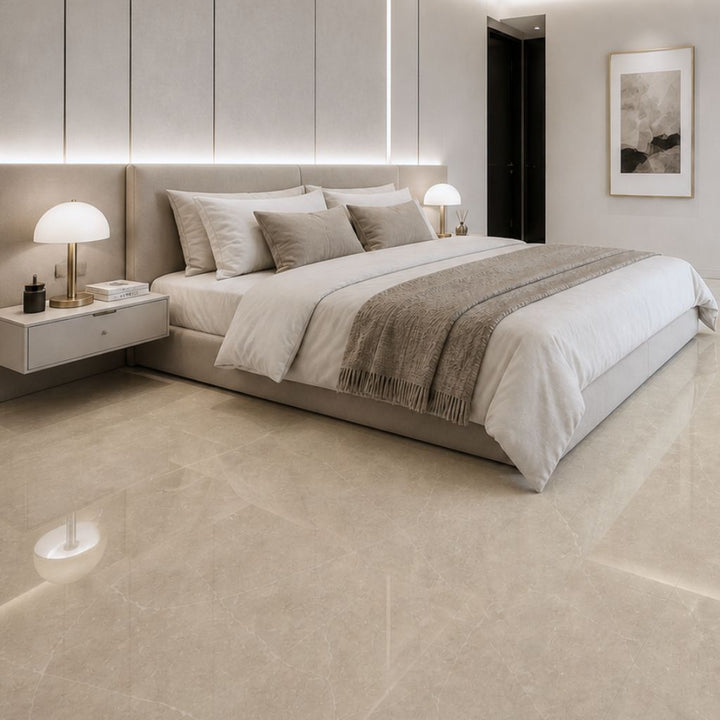 Luxuriöses Schlafzimmer mit beige Hochglanz Vinylboden in Marmoroptik und reflektierender Oberfläche