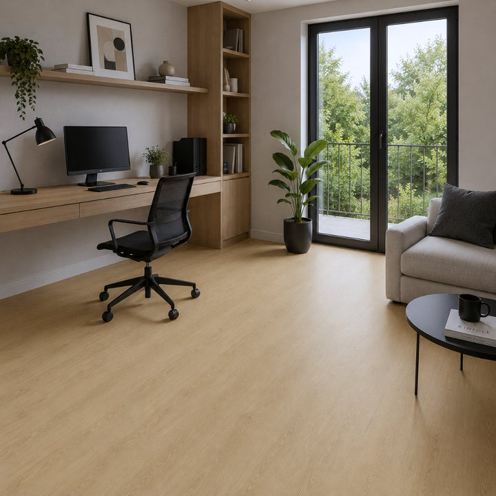 Modernes Homeoffice mit warmem Eiche-Vinylboden, Holzschreibtisch und grünen Pflanzen – von Reud-Bodenarena
