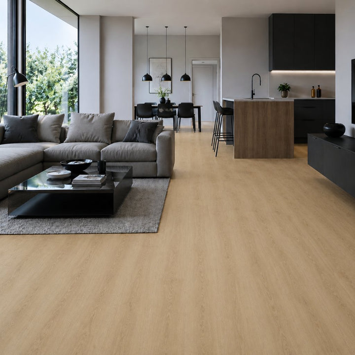 Offenes Wohnzimmer mit Essbereich und Küche, heller Eiche-Vinylboden, modernes Mobiliar und großes Fenster – von REUD