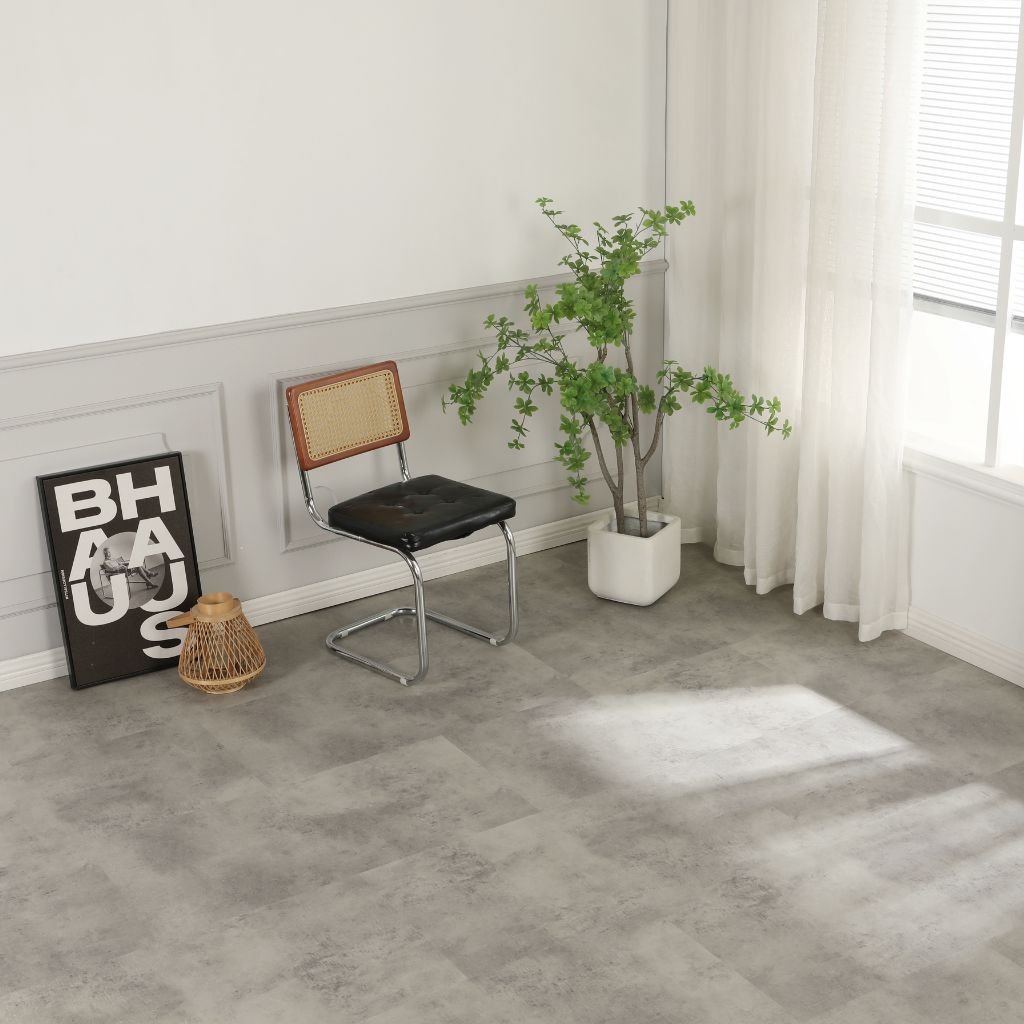 Klick Vinyl Steinfeld Fliesenoptik grau im hellen Wohnraum mit Freischwinger-Stuhl von Reud Bodenarena