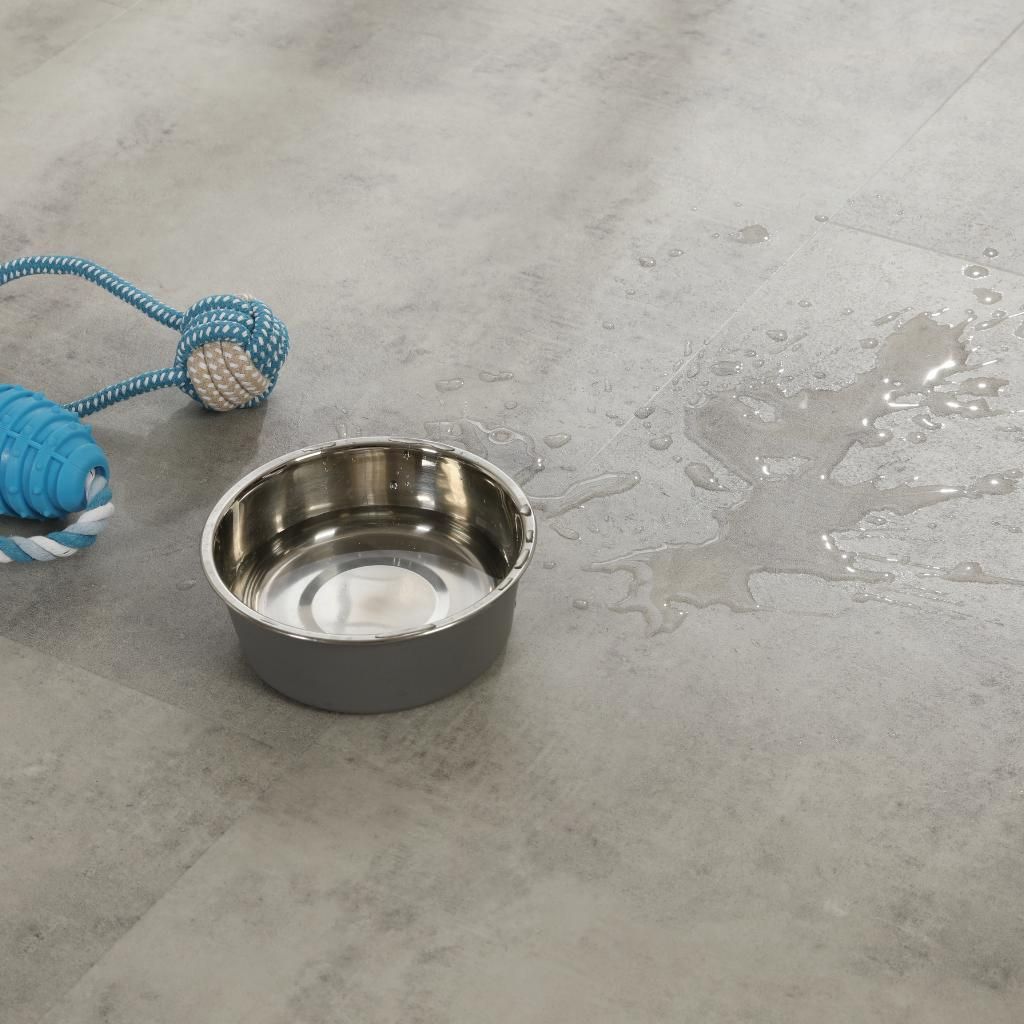 Wasserfester Klick Vinylboden Steinfeld in grauer Steinoptik mit Napf, ideal für Haustiere, von Reud Bodenarena