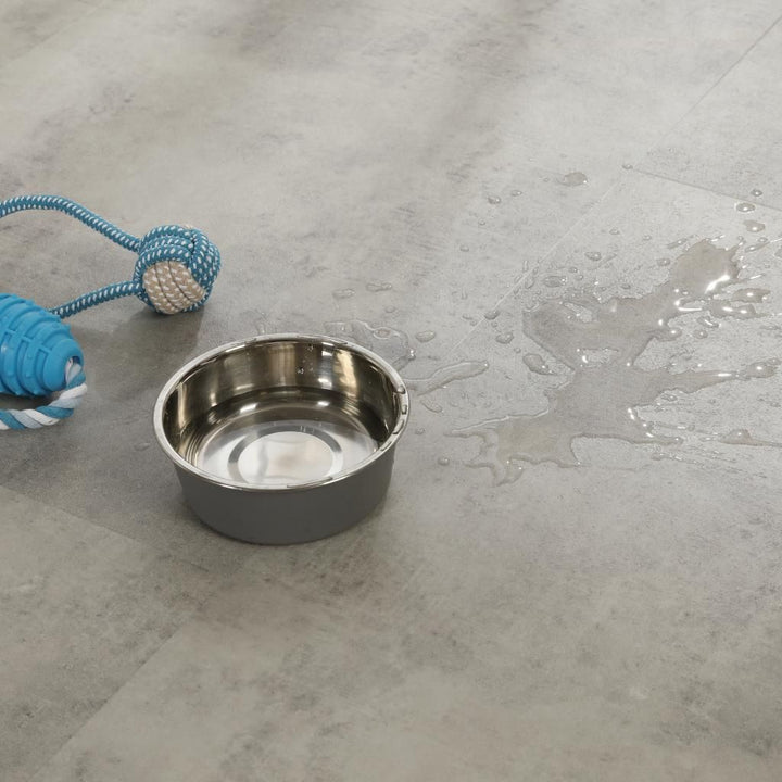 Wasserfester Klick Vinylboden Steinfeld in grauer Steinoptik mit Napf, ideal für Haustiere, von Reud Bodenarena