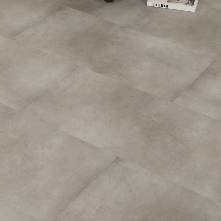 Klick Vinyl Titan in heller Betonoptik, Detailansicht der feinen Steinstruktur im Fliesenformat von Reud Bodenarena