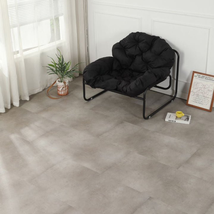 Klick Vinyl Titan Fliesenoptik hellgrau im modernen Wohnraum mit schwarzem Sessel von Reud Bodenarena