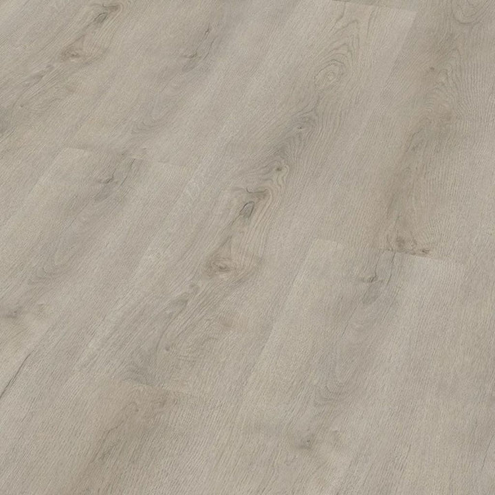Nahaufnahme der Holzmaserung von Wildau Eiche mit realistischer Astoptik – Reud Bodenarena