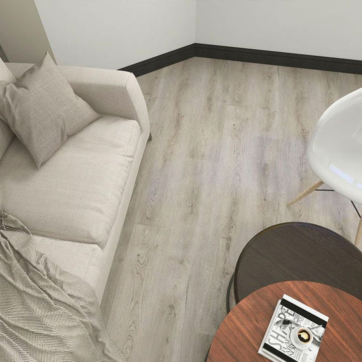 Klick Vinyl Wildau Eiche Breitdiele im hellen Wohnzimmer mit Sofa und Beistelltisch – Reud Bodenarena