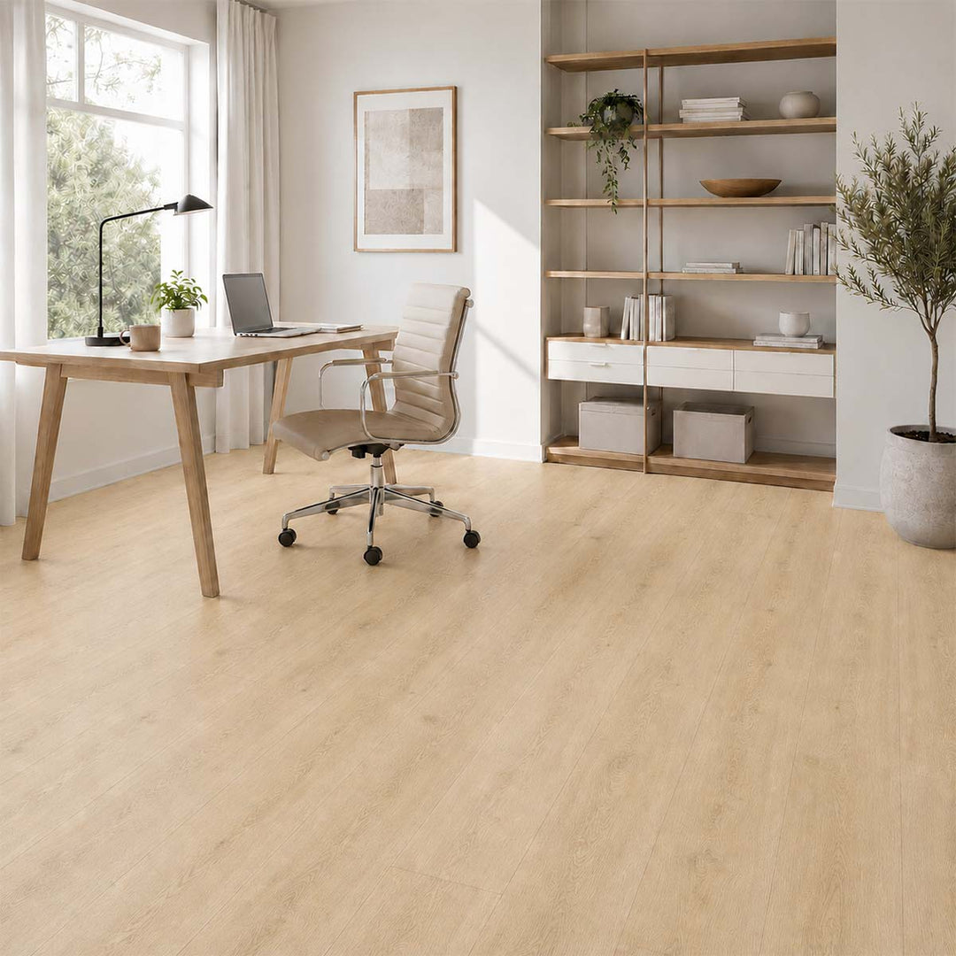 Klick Vinyl X-Citing Eiche Ambience mit Trittschalldämmung in einem hellen Arbeitszimmer