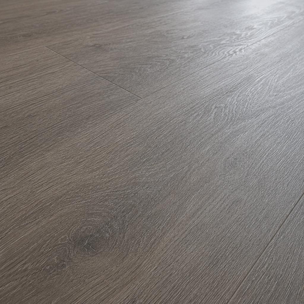 Nahaufnahme des Klick Vinylboden Bangkok Eiche grau mit realistischer Holzmaserung und Astdetail – Reud Bodenarena