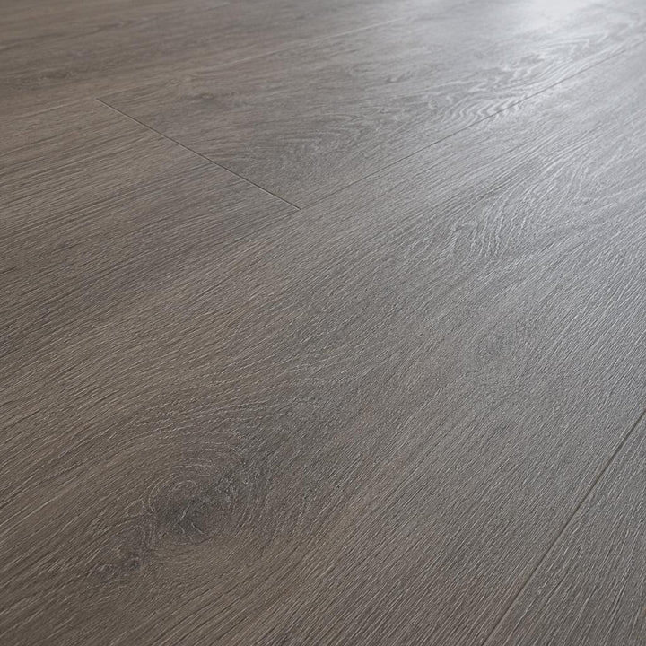 Nahaufnahme des Klick Vinylboden Bangkok Eiche grau mit realistischer Holzmaserung und Astdetail – Reud Bodenarena