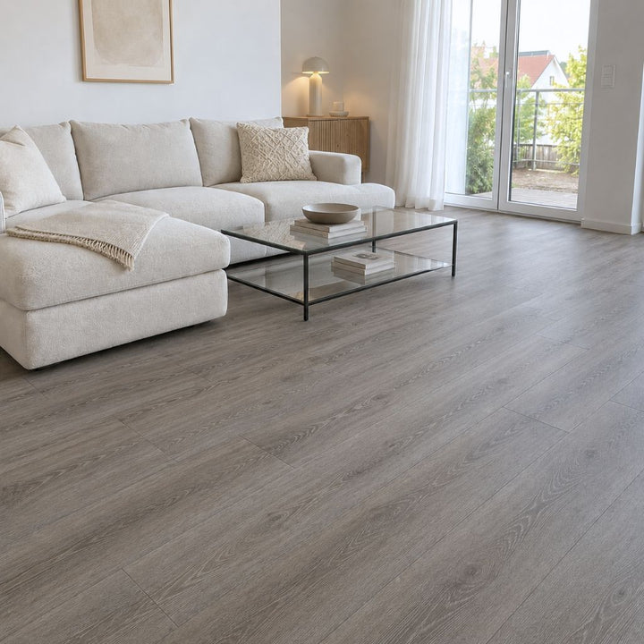 Modernes Wohnzimmer mit Klick Vinylboden Bangkok Eiche grau und heller, warmer Einrichtung – Reud Bodenarena