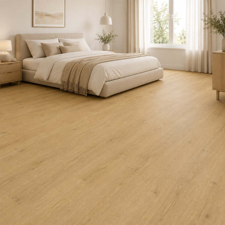 Klick Vinylboden Eiche Burgund mit Trittschalldämmung in einem hellen Schlafzimmer