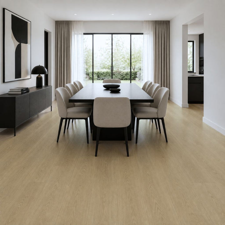 Modernes Esszimmer mit Klick Vinylboden Eiche Landhausdiele Natur und dunklen Akzentmöbeln – Reud Bodenarena